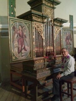 Lee at the organ in Oaxaca.